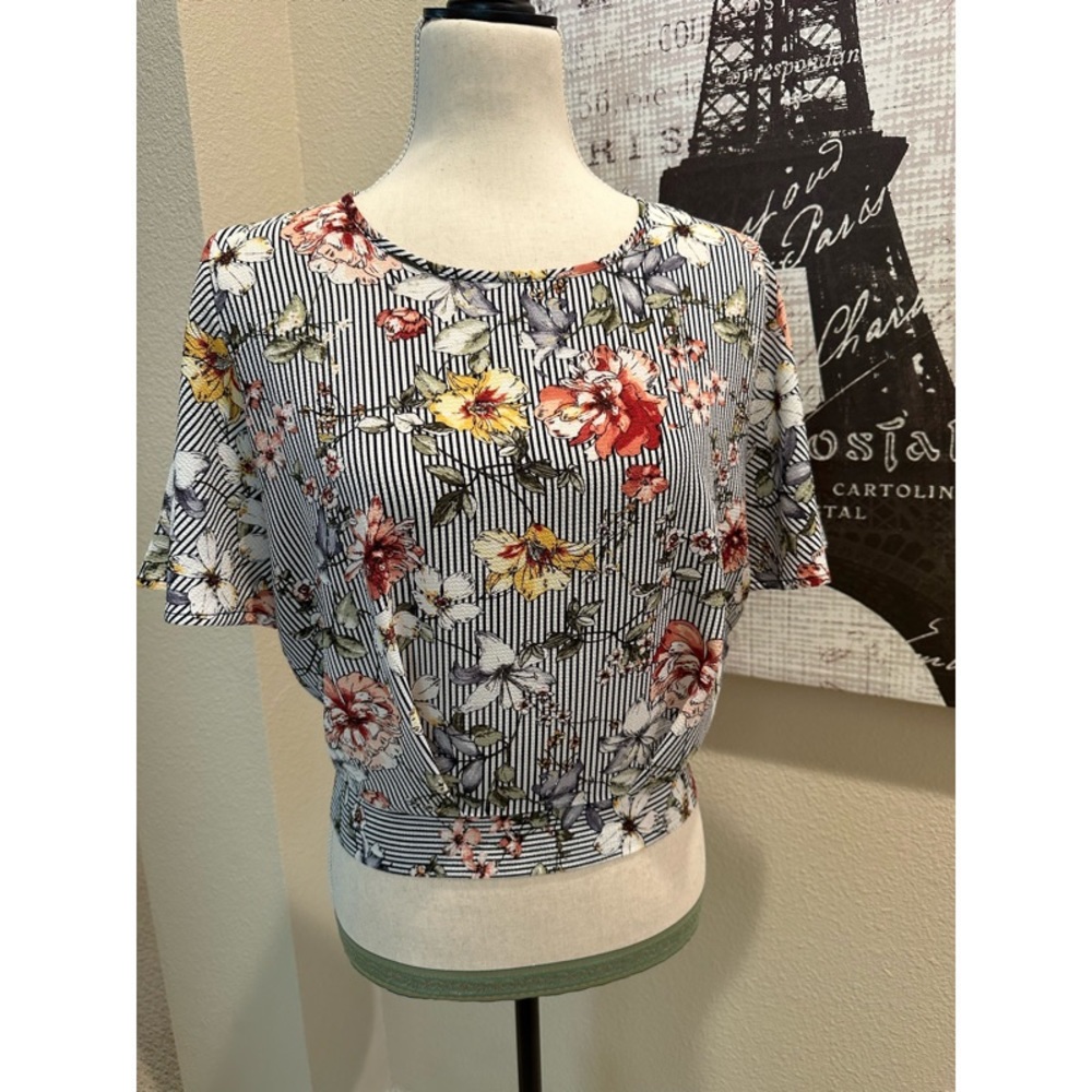 🌷🪷 Fabulous, unique and trendy top with peak-a-boo back. 💝